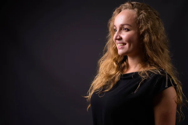 Estúdio Tiro Jovem Mulher Negócios Bonita Com Cabelo Louro Ondulado — Fotografia de Stock