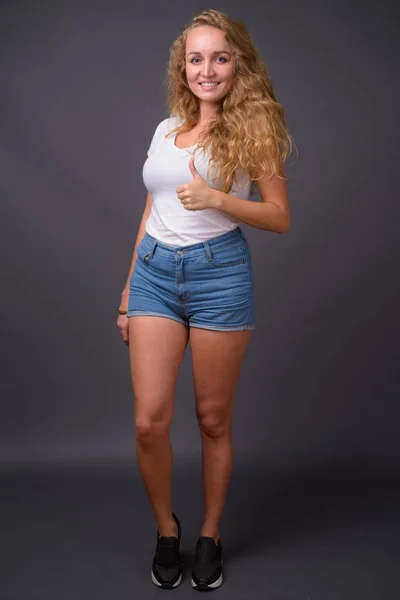 Pełna długość Portret młodej kobiety piękne długie falowane blond włosy — Zdjęcie stockowe