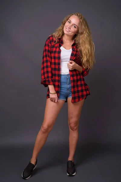 Retrato de comprimento total de jovem mulher bonita com cabelo loiro ondulado longo — Fotografia de Stock