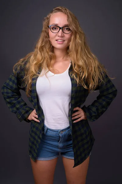 Portrait of young beautiful woman with long wavy blond hair — Stock Photo, Image