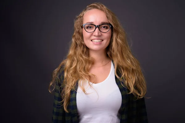 Portret van jonge mooie vrouw met lang golvend blond haar — Stockfoto