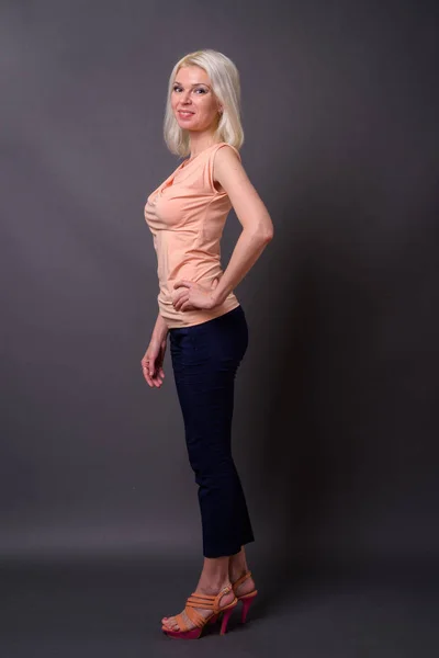 Retrato de comprimento total de mulher bonita com cabelo loiro — Fotografia de Stock