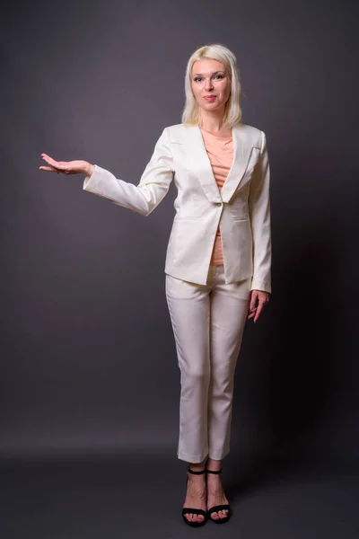 Ολόσωμο πορτρέτο του όμορφη επιχειρηματίας με ξανθά μαλλιά δείχνει copyspace — Φωτογραφία Αρχείου