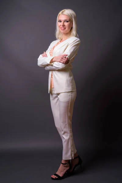 Porträt der schönen Geschäftsfrau mit blonden Haaren in voller Länge — Stockfoto