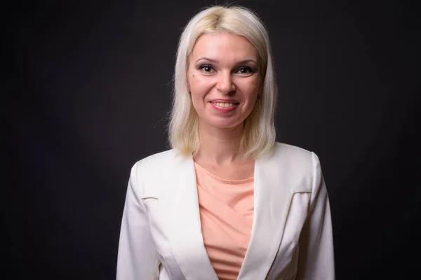 Mulher de negócios feliz bonita com cabelo loiro sorrindo — Fotografia de Stock