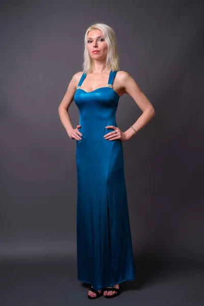 Ολόσωμο πορτρέτο του όμορφη γυναίκα με ξανθά μαλλιά φορώντας μπλε φόρεμα — Φωτογραφία Αρχείου
