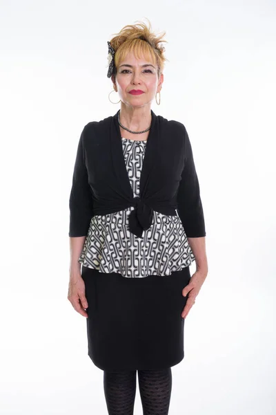 Estudio shot de senior asiático mujer de negocios de pie contra blanco —  Fotos de Stock
