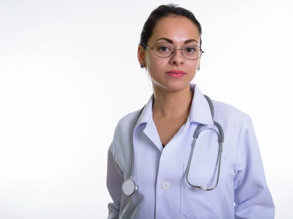 Close up de mulher bonita médico vestindo óculos contra wh — Fotografia de Stock