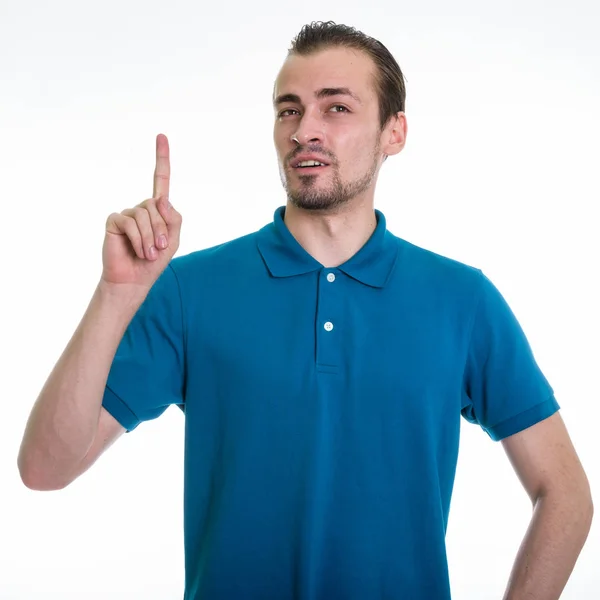 Studioaufnahme eines jungen bärtigen Mannes, der mit dem Finger nach oben zeigt, während er denkt — Stockfoto