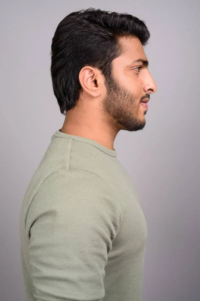 Zobrazení profilu pohledný indický mladíka šedém pozadí — Stock fotografie