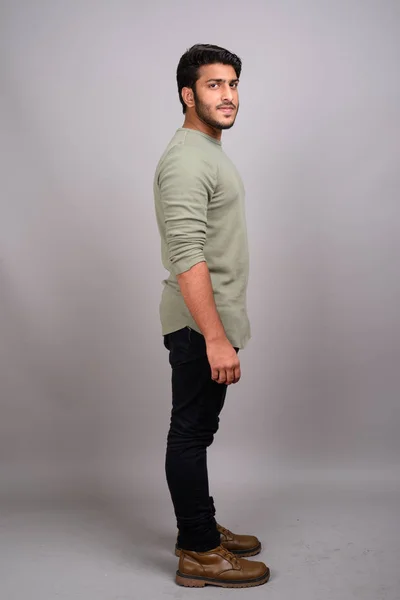 Retrato del joven guapo hombre indio sobre fondo gris — Foto de Stock