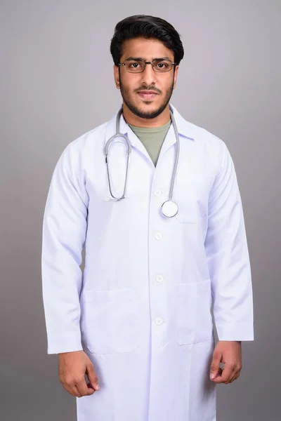 Retrato de médico indio sobre fondo gris —  Fotos de Stock