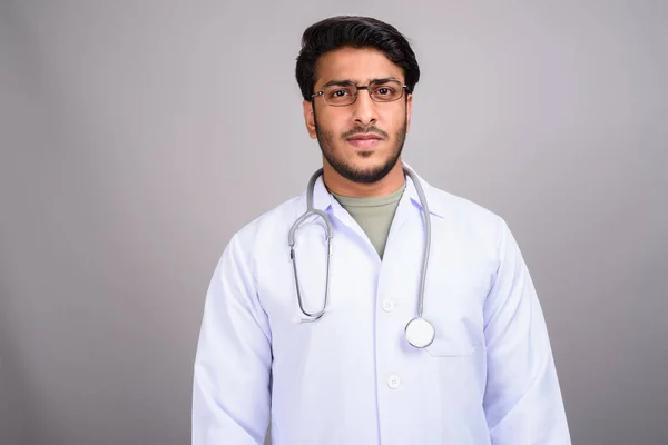 Portrait de l'homme indien médecin sur fond gris — Photo