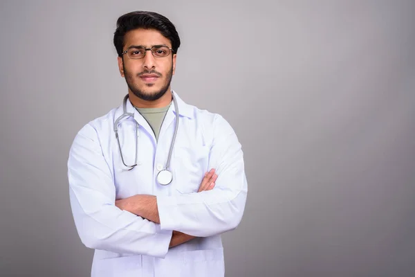 Retrato de homem indiano médico contra fundo cinza — Fotografia de Stock
