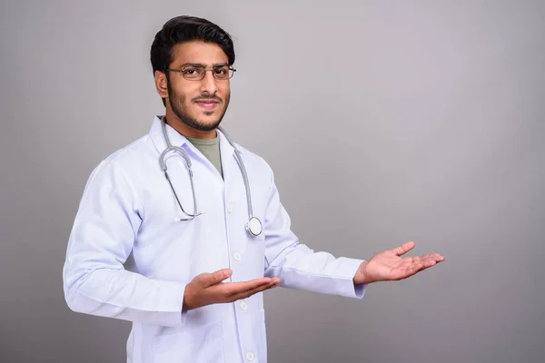 Studioaufnahme Eines Jungen Gut Aussehenden Indischen Arztes Vor Grauem Hintergrund — Stockfoto