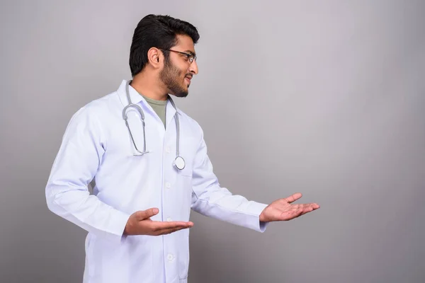 Retrato de homem indiano médico contra fundo cinza — Fotografia de Stock