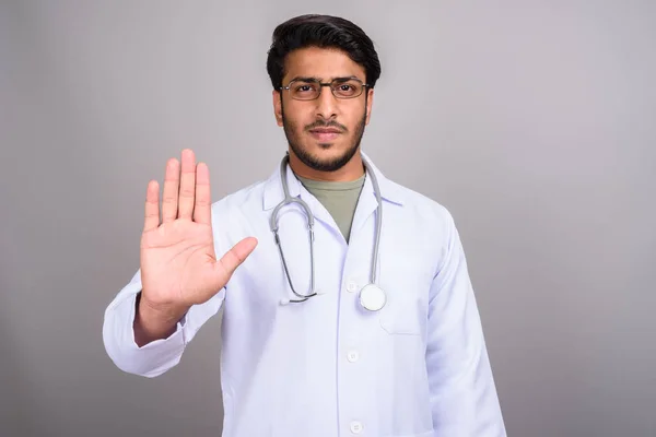 Studioaufnahme Eines Jungen Gut Aussehenden Indischen Arztes Vor Grauem Hintergrund — Stockfoto
