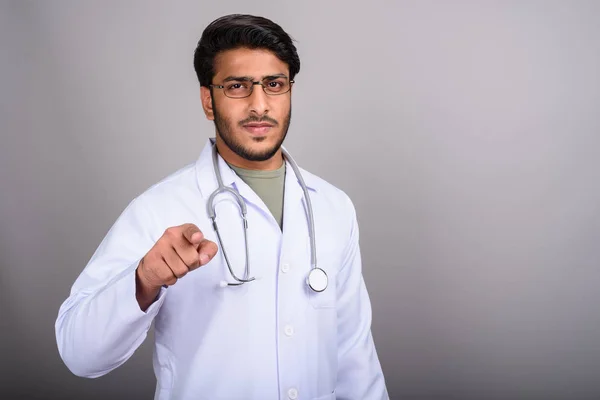 Портрет индийского врача на сером фоне — стоковое фото