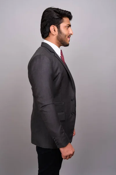 灰色の背景のインドのビジネスマンのプロファイル表示 — ストック写真