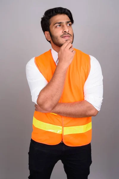 Retrato del hombre indio trabajador de la construcción empresario pensando — Foto de Stock