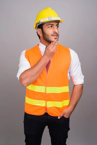 Retrato del hombre indio trabajador de la construcción empresario pensando —  Fotos de Stock