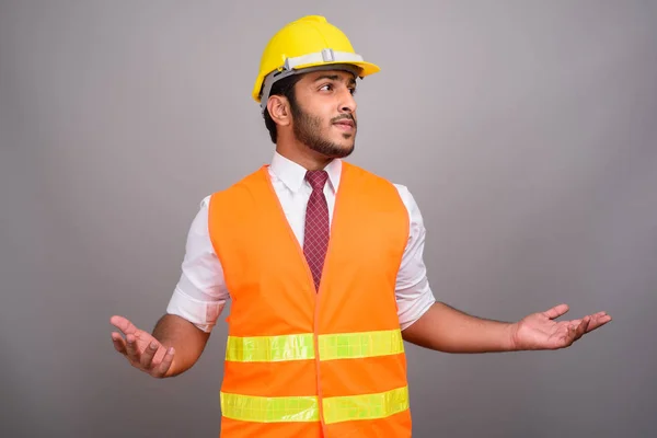 Портрет индийского рабочего-строителя — стоковое фото