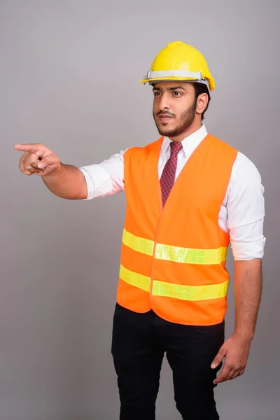 Retrato de homem indiano trabalhador da construção civil empresário apontando dedo — Fotografia de Stock