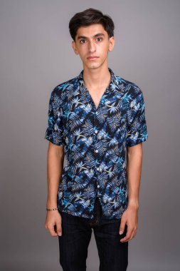 Hawaiian gömlek agains giyen genç yakışıklı İranlı genci