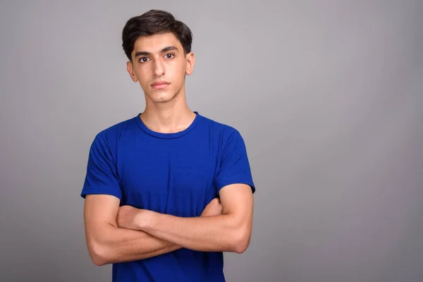 Jovem bonito adolescente persa com braços cruzados — Fotografia de Stock