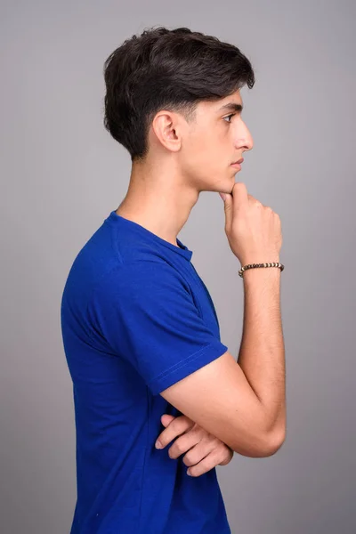 Visão de perfil do jovem bonito persa adolescente menino pensando — Fotografia de Stock