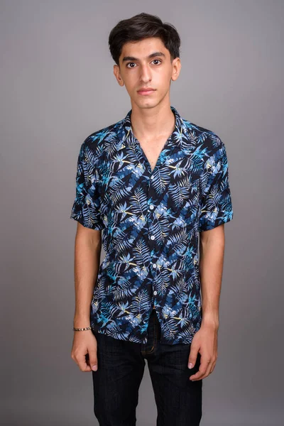 Joven guapo adolescente persa con camisa hawaiana de nuevo — Foto de Stock