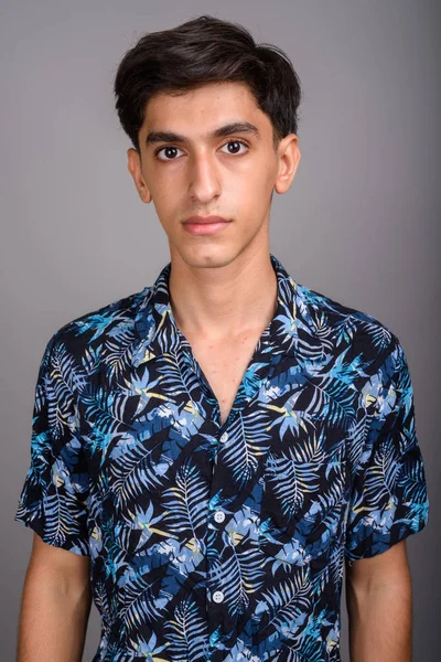 Jovem bonito adolescente persa vestindo camisa havaiana agains — Fotografia de Stock