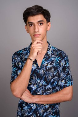 Hawaiian gömlek agains giyen genç yakışıklı İranlı genci
