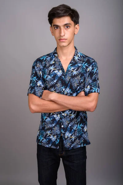 Giovane bel ragazzo adolescente persiano che indossa camicia hawaiana torna — Foto Stock