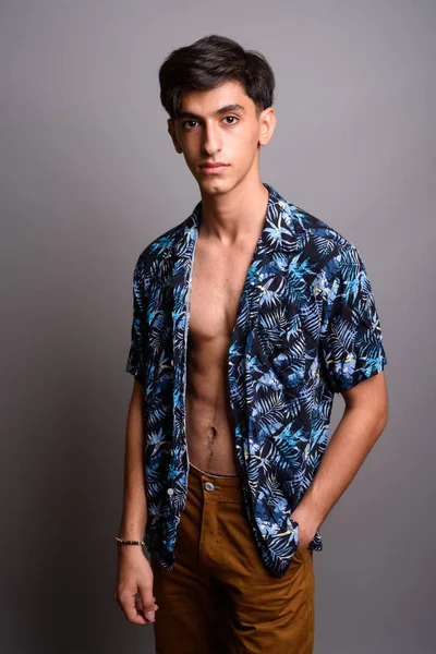 Jovem bonito adolescente persa vestindo camisa havaiana agains — Fotografia de Stock