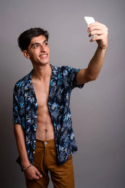 Happy perský dospívající chlapec s selfie s mobilním telefonem — Stock fotografie