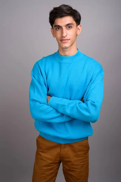Giovane bel ragazzo adolescente persiano contro sfondo grigio — Foto Stock