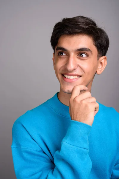 Happy perský dospívající mladík usmívat a myslet — Stock fotografie