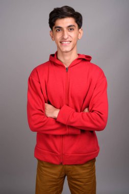 Silah ile gülümseyen genç mutlu İranlı genci geçti
