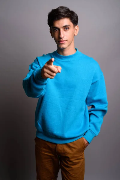 Fiatal jóképű perzsa tizenéves fiú ujját a kamera — Stock Fotó