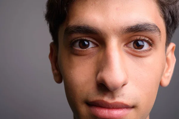 Fiatal jóképű perzsa tizenéves fiú arc közelről — Stock Fotó