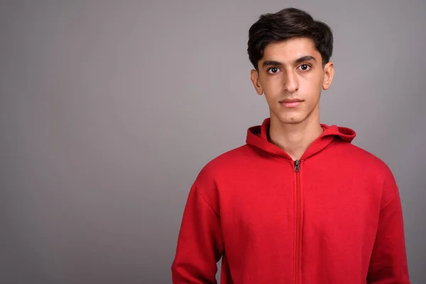 Ung vacker persisk tonåring pojke mot grå bakgrund — Stockfoto