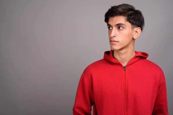 Mladý pohledný perský dospívající chlapec myslí šedém pozadí — Stock fotografie
