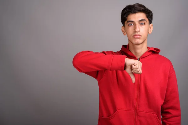 Junge hübsche persische Teenager geben Daumen nach unten — Stockfoto