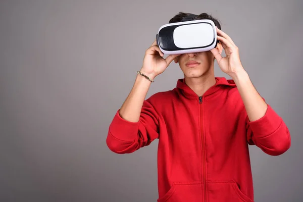 Adolescente persa usando gafas VR para realidad virtual — Foto de Stock