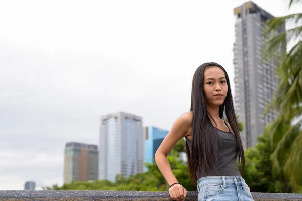 Ung vacker asiatisk kvinna avkopplande i parken — Stockfoto