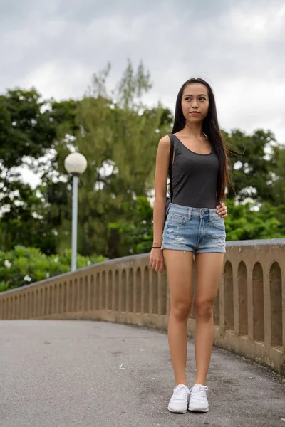 Voller Länge Schuss der jungen schönen asiatischen Frau entspannen im Park — Stockfoto