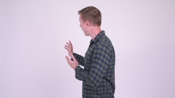Mladý muž mluví a vysvětluje vykazovala kopie prostor — Stock video