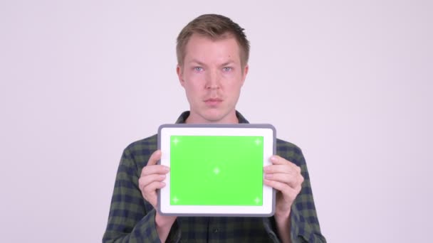 Jongeman weergegeven: digitale tablet met groen scherm met verschillende emoties — Stockvideo