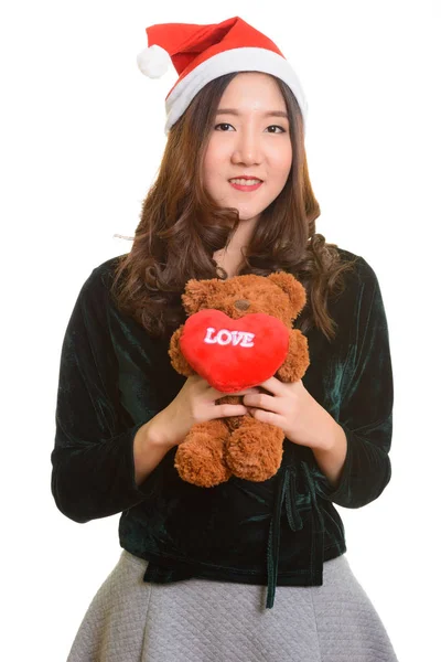 Młody szczęśliwy Asian kobieta trzyma Miś z sercem i miłością s — Zdjęcie stockowe